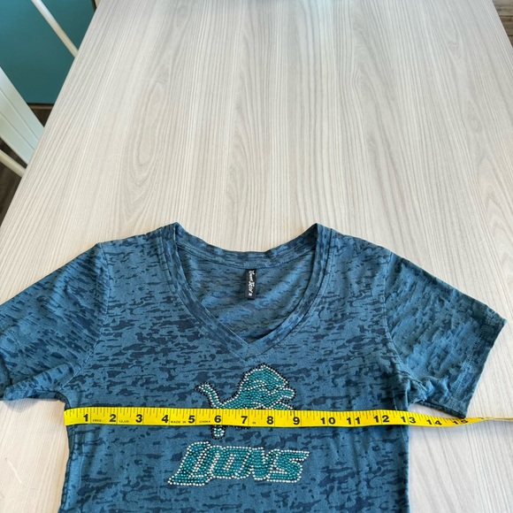 LIKE NEW! DETROIT LIONS SEMI-SHEER RHINESTONE LONG TORSO V-NECK T-SHIRT - Picture 4 of 6